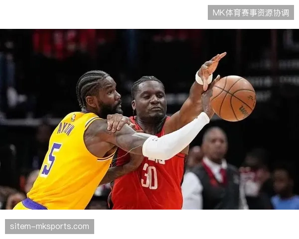NBA季后赛的七场系列赛极大考验教练组的调整能力，临场应变成为了胜负关键